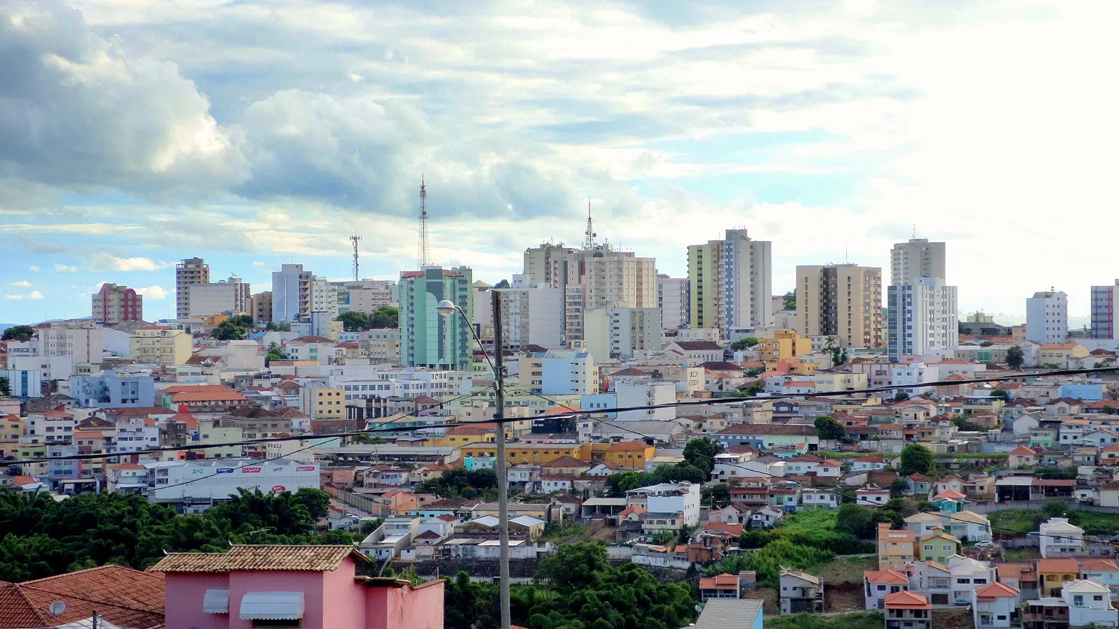 Vista de Varginha, com prédios e casas sob um céu claro