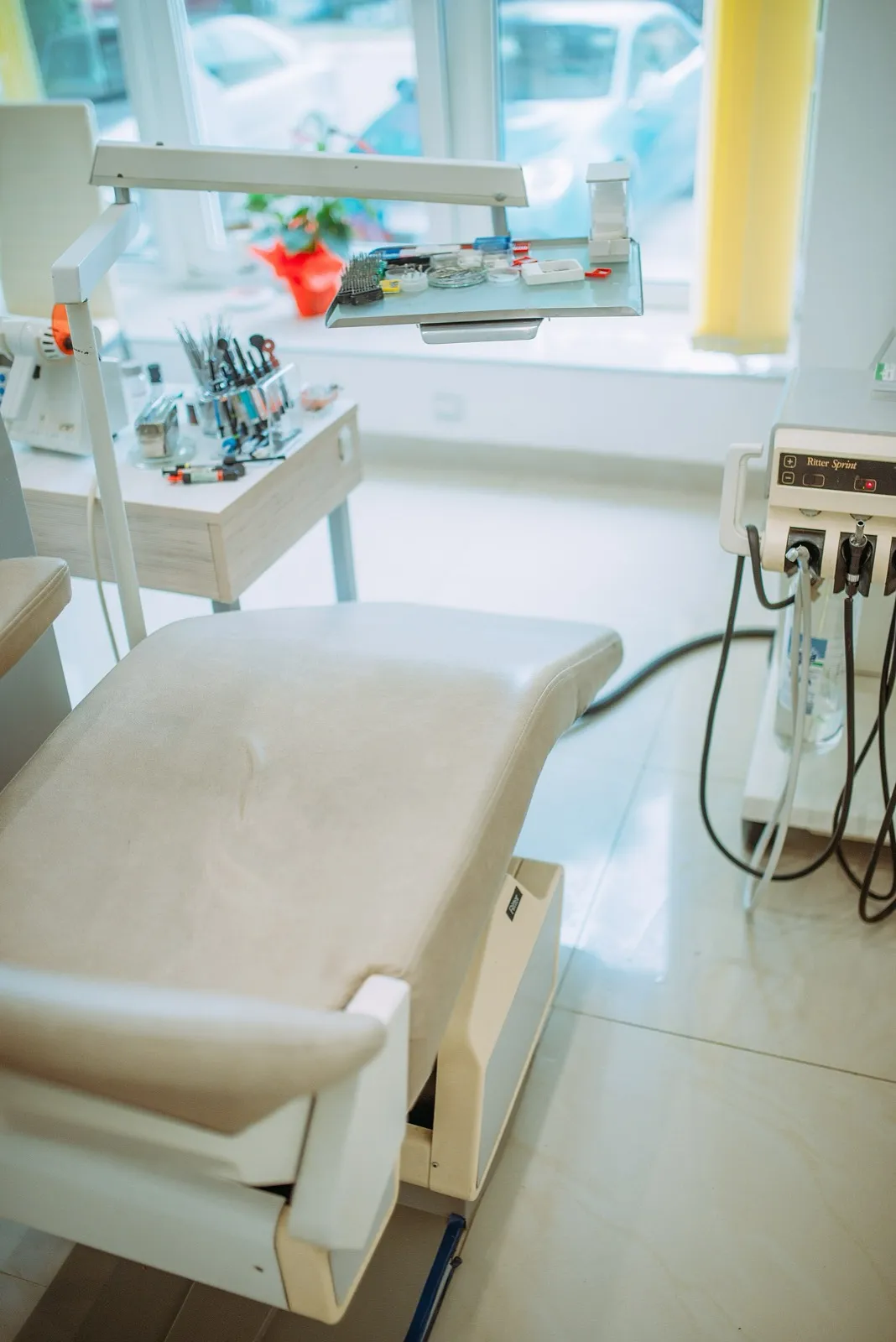 Sala de tratamento odontológico clara, com cadeira e equipamentos modernos